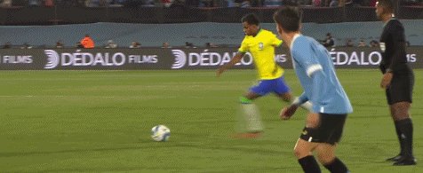 1697593117142014827.gif 巴西任意球.gif