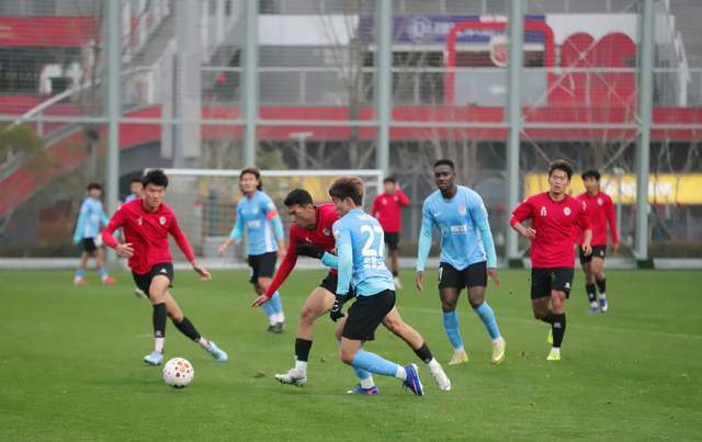 足球直播-毛伟杰合同剩1年 与冯劲竞争主力 大连首胜在三镇？卡迪斯标王