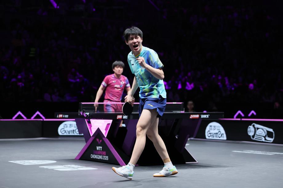 世界杯直播-WTT重庆冠军赛-温瑞博4-2张本智和晋级男单决赛