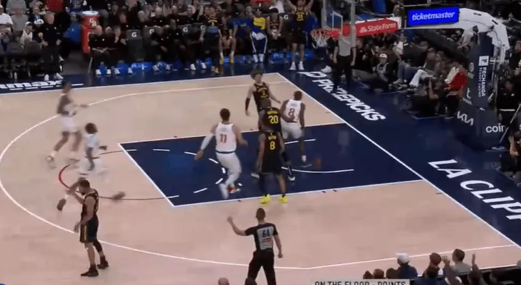 足球直播-库里第三节连续取分，目前13投7中已经得到22分5篮板